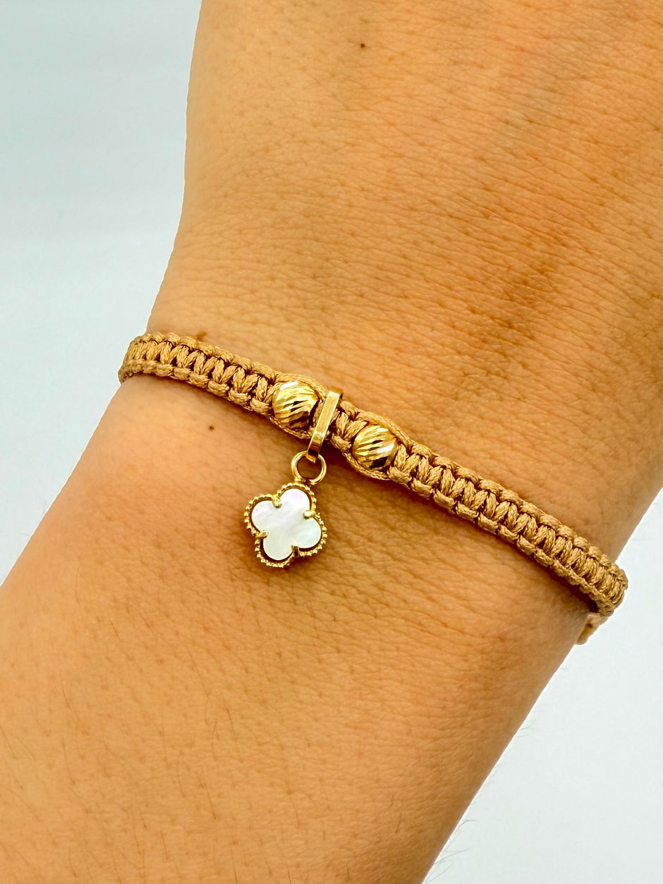 Pulsera tejida dije trebol blanco 2BD #4 hilo beige Oro amarillo 18k 0,72 Gr
