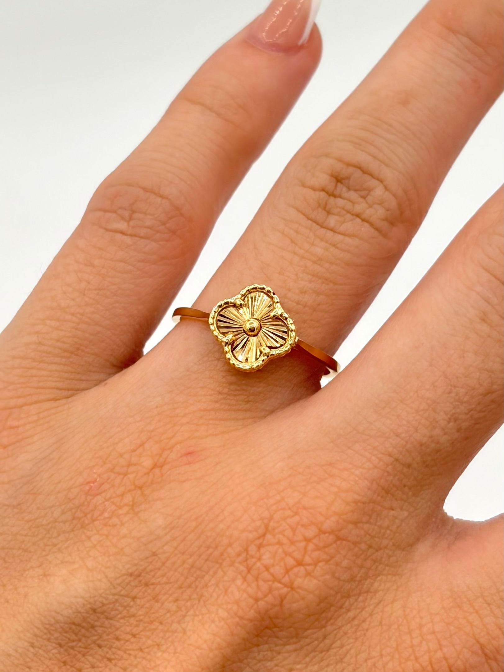 Anillo Trebol dorado diamantado  Oro amarillo 18k / Talla 7/2 / 1,79 Gr