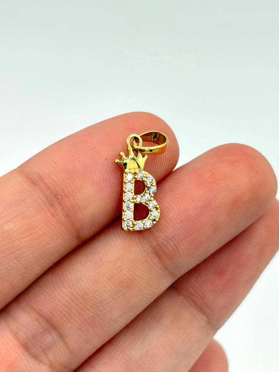 Dije Inicial B circones blancos corona Oro amarillo 18k 0,85 Gr / 0,6 mm
