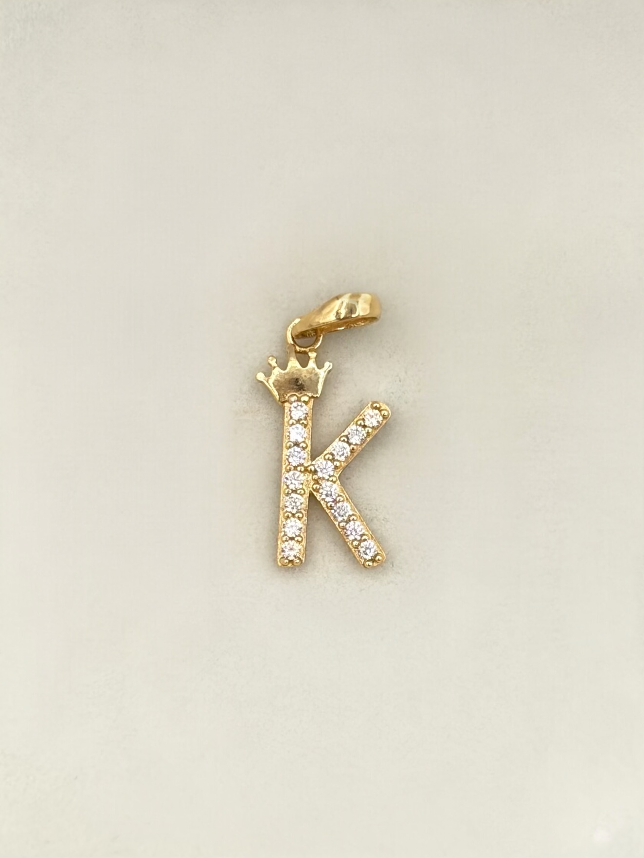 Dije Inicial K circones blancos corona  Oro amarillo 18k 0,93 Gr / 0,7 mm