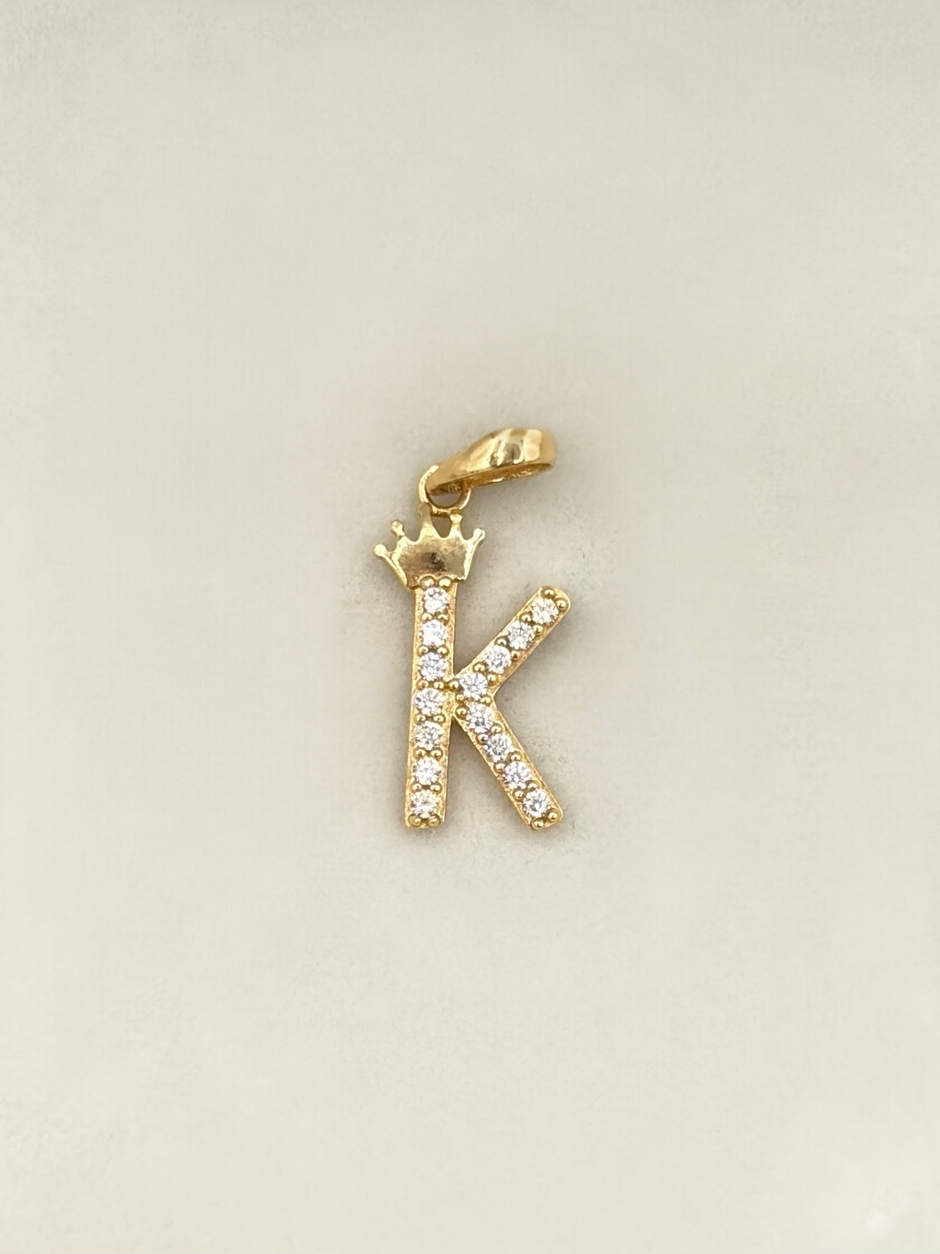 Dije Inicial K circones blancos corona  Oro amarillo 18k 0,93 Gr / 0,7 mm