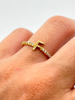 Anillo Inicial F con circones blancos  Oro amarillo 18k / Talla 7 / 1,38 Gr