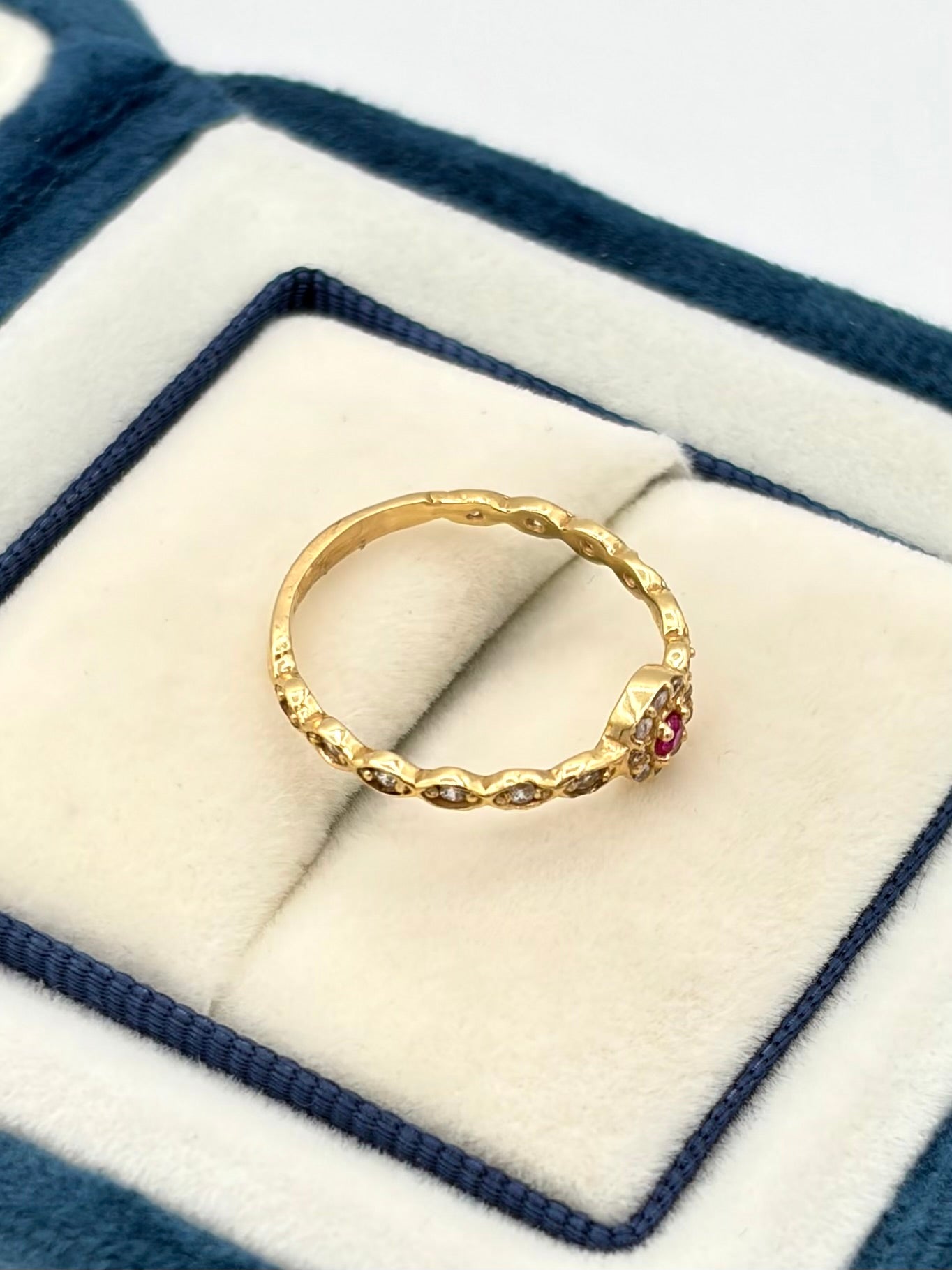 Anillo solitario circon fucsia  Oro amarillo 18k / Talla 6/2 / 1,42 Gr