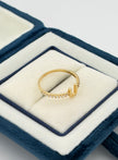 Anillo Inicial U con circones blancos  Oro amarillo 18k / Talla 6/2 / 1,42 Gr