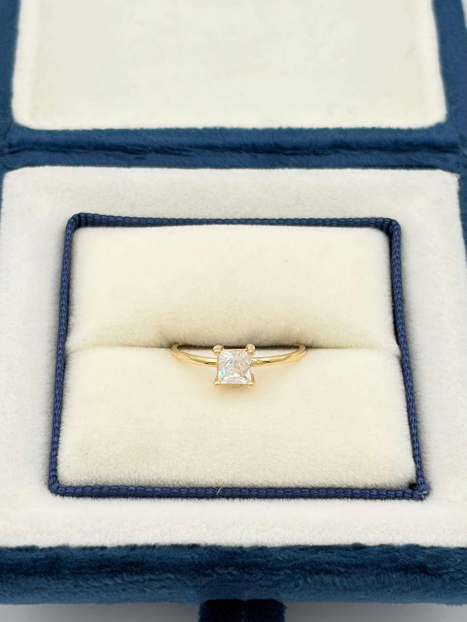 Anillo solitario circon blanco cuadrado Oro amarillo 18k / Talla 5 / 1,04 Gr