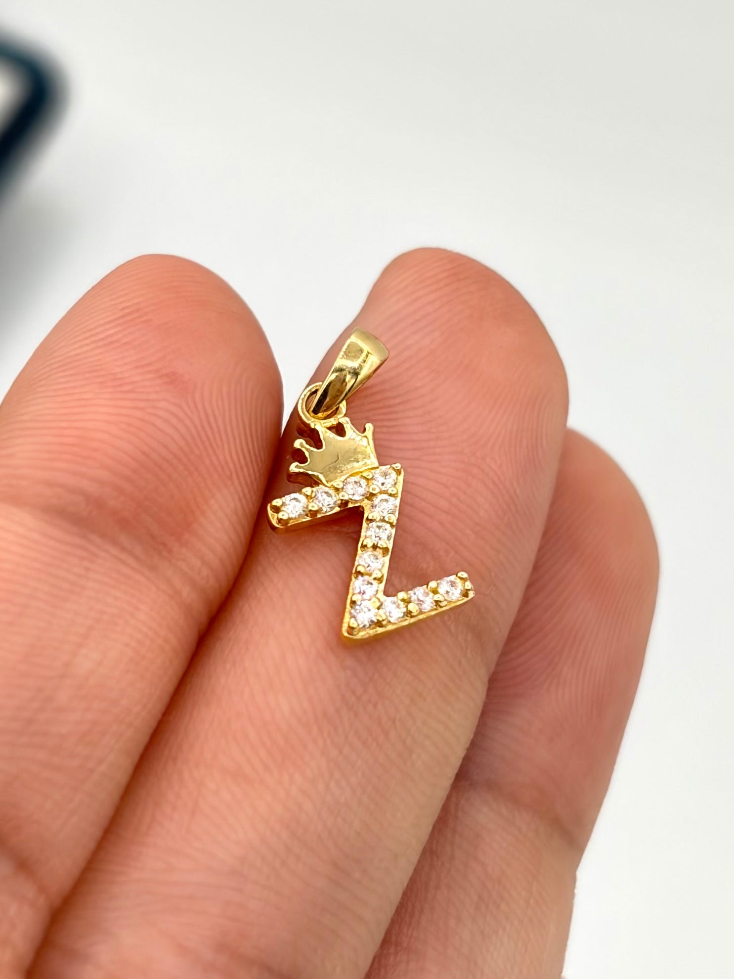 Dije Inicial Z circones blancos corona Oro amarillo 18k 0,78 Gr / 0,7 mm