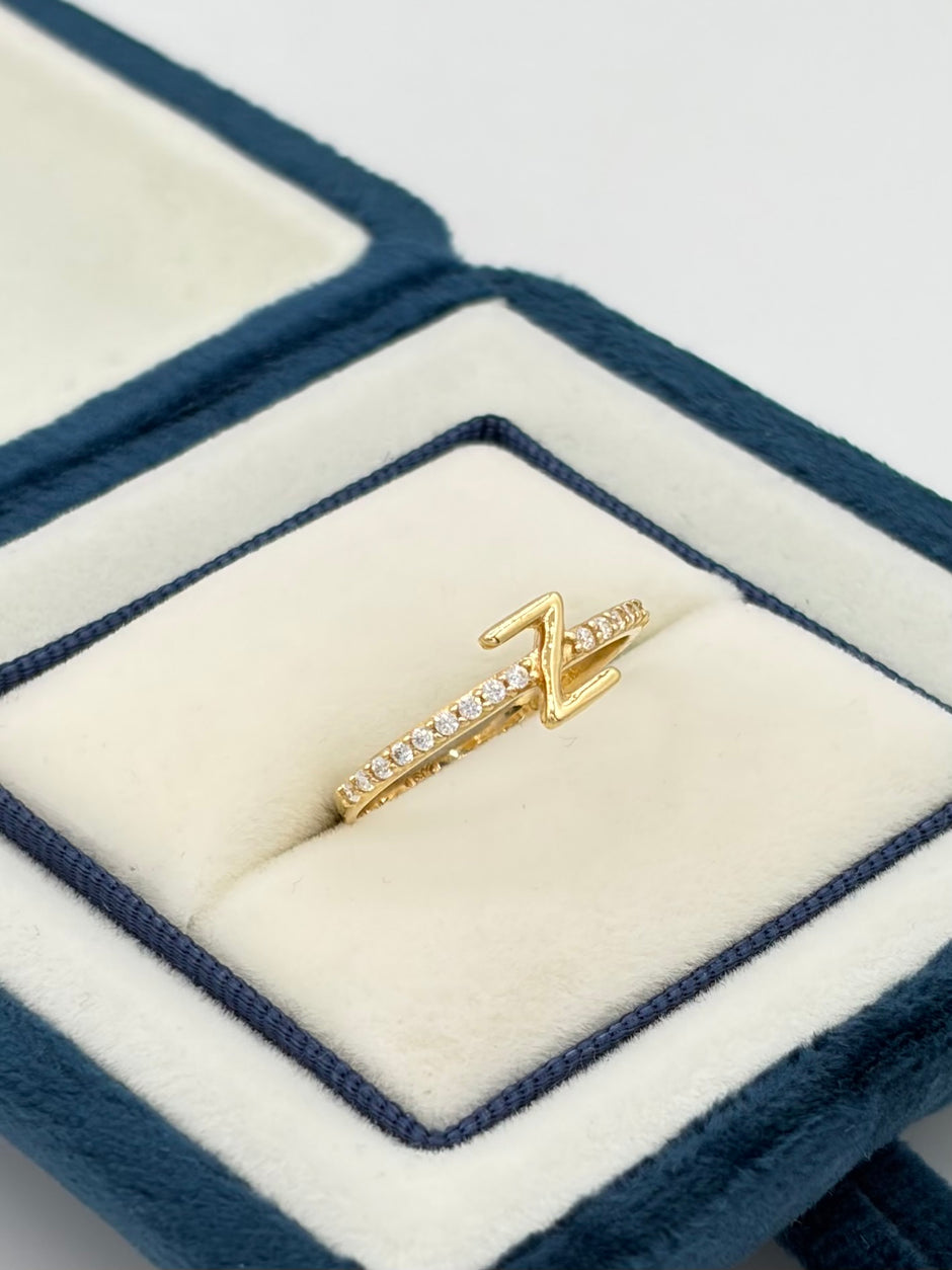 Anillo inicial Z con circones blancos Oro amarillo 18k / Talla 7/2 / 1,54 Gr