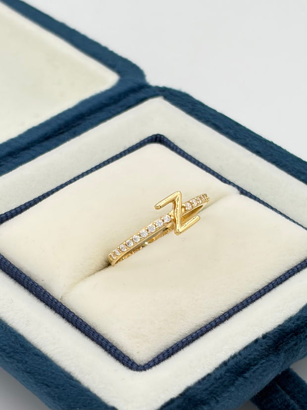 Anillo inicial Z con circones blancos Oro amarillo 18k / Talla 7/2 / 1,54 Gr