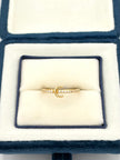 Anillo inicial C con circones  Oro amarillo 18k / Talla 6 / 1,59 Gr
