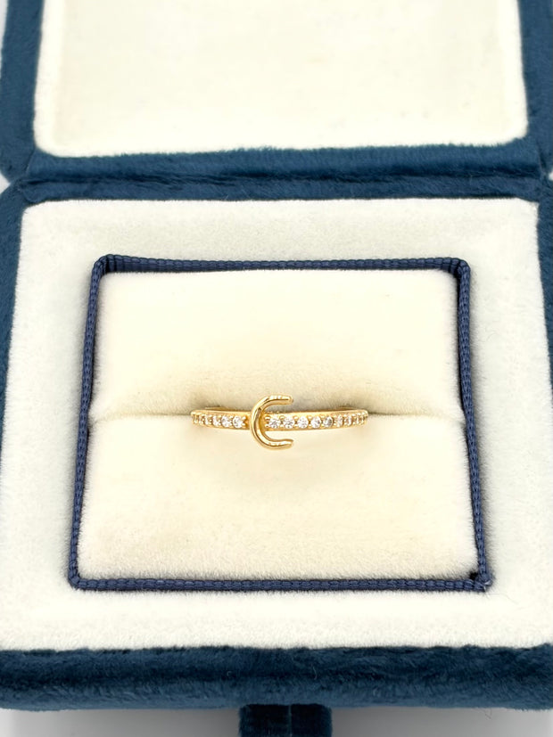 Anillo inicial C con circones  Oro amarillo 18k / Talla 6 / 1,59 Gr