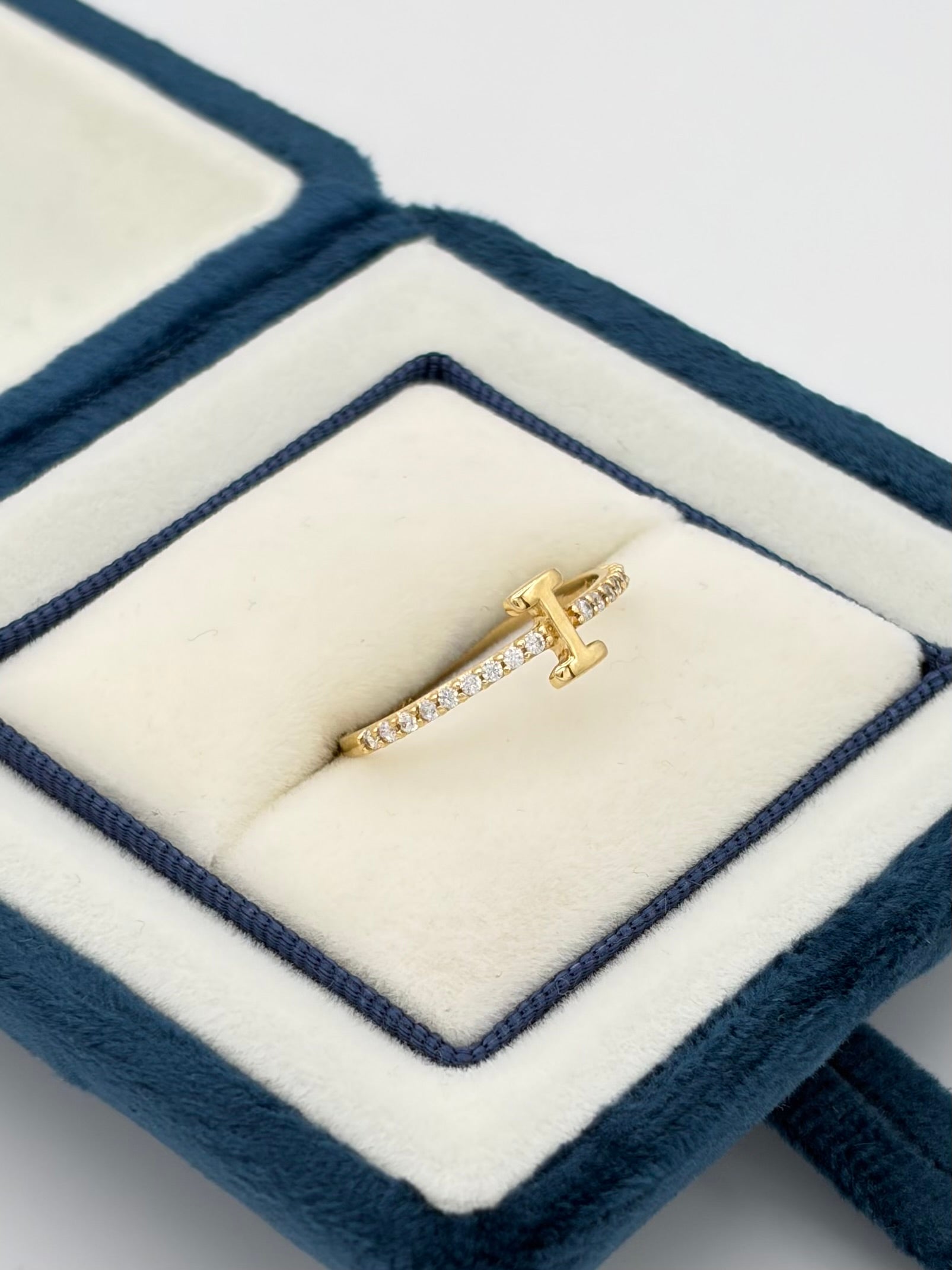 Anillo Inicial I con circones blancos  Oro amarillo 18k / Talla 7/2 / 1,43 Gr