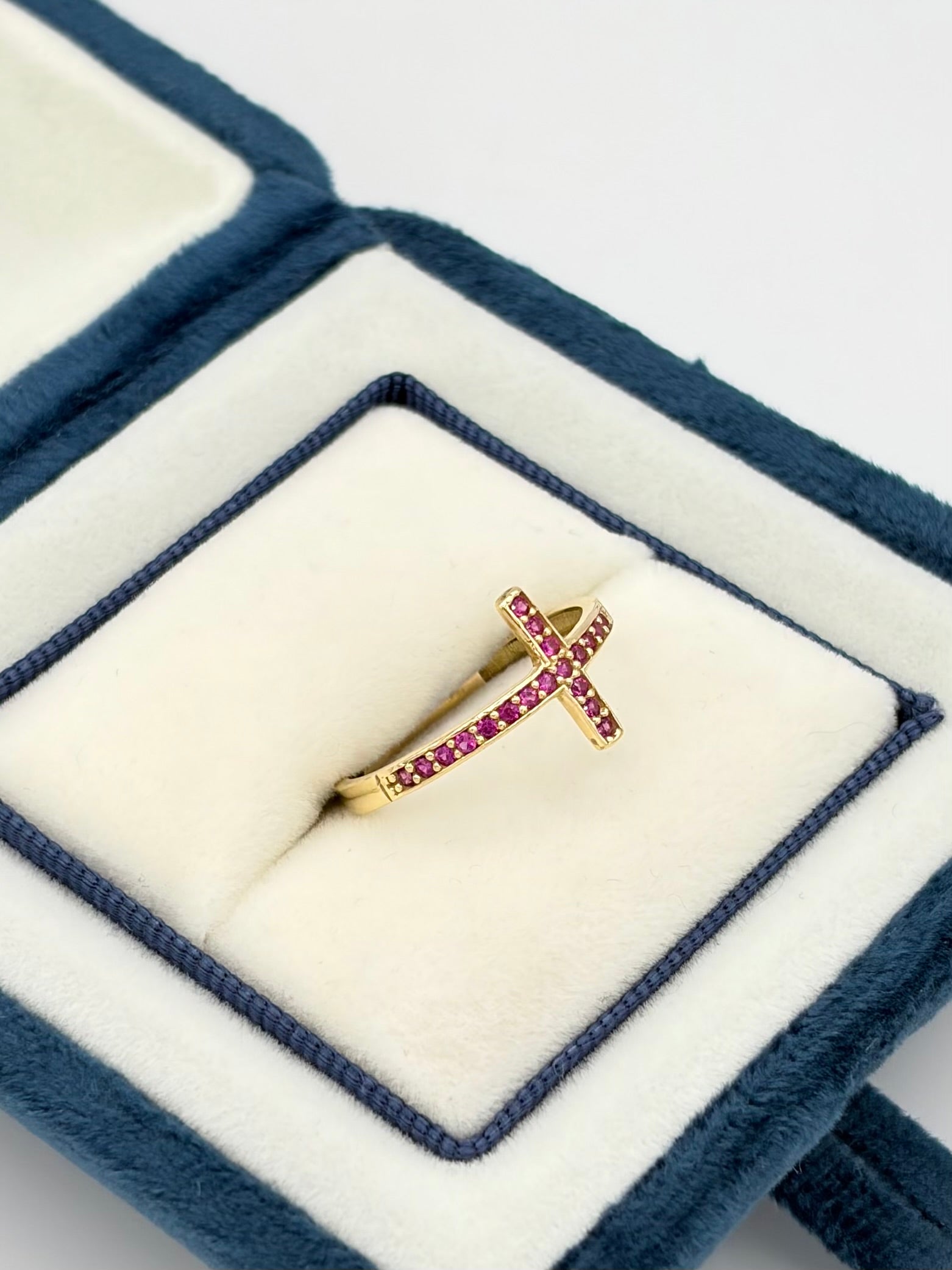Anillo cruz circones fucsia Oro amarillo 18k / Talla 7 / 1,57 Gr