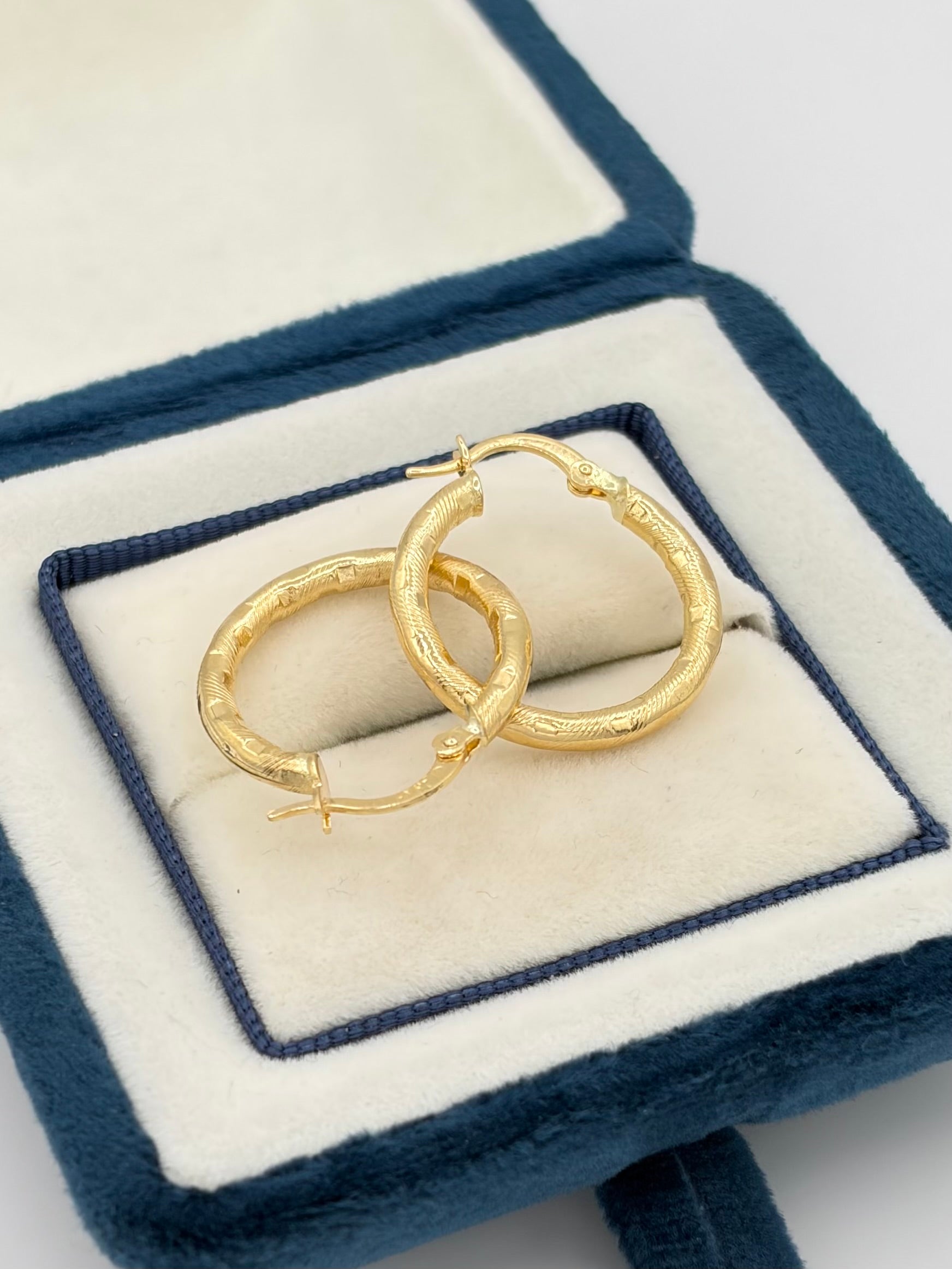 Candonga Semi rayadas con cuadros  Oro amarillo 18k 1,92 Gr / 2 Cm