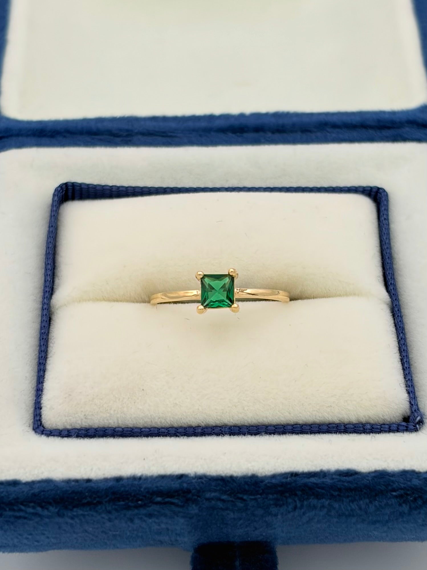 Anillo solitario circon verde cuadrado Oro amarillo 18k / Talla 5 / 1,07 Gr