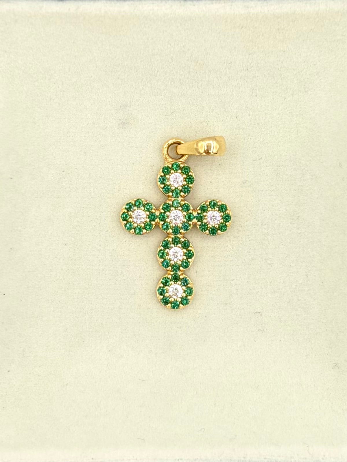 Dije cruz casting verdes y blancos Oro amarillo 18k 2,20 Gr / 2,8 Cm
