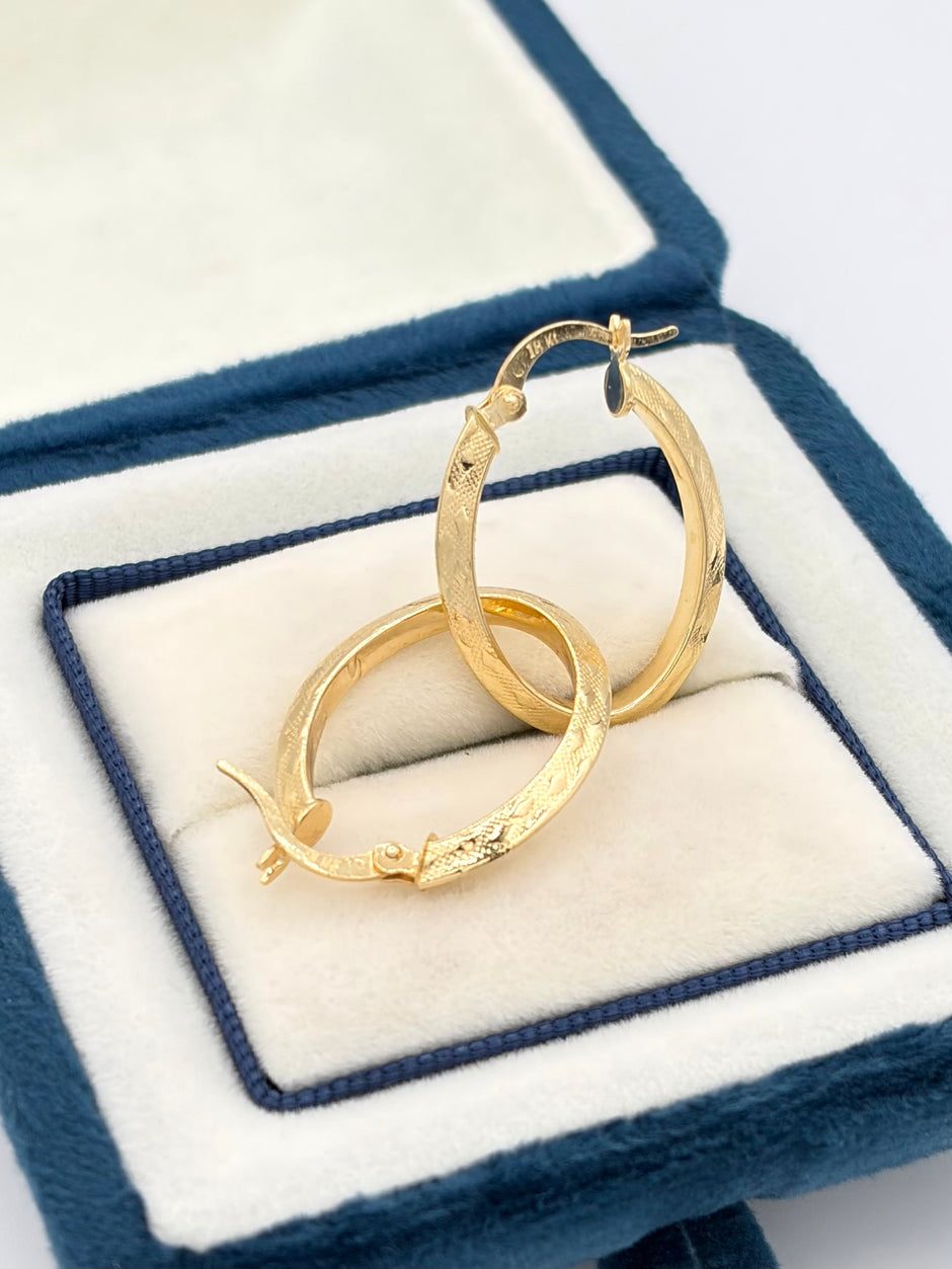Candonga Ovaladas semi punteadas  Oro amarillo 18k 1,80 Gr / 1,9 Cm
