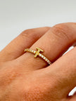 Anillo Inicial T con circones blancos  Oro amarillo 18k / Talla 6/2 / 1,51 Gr