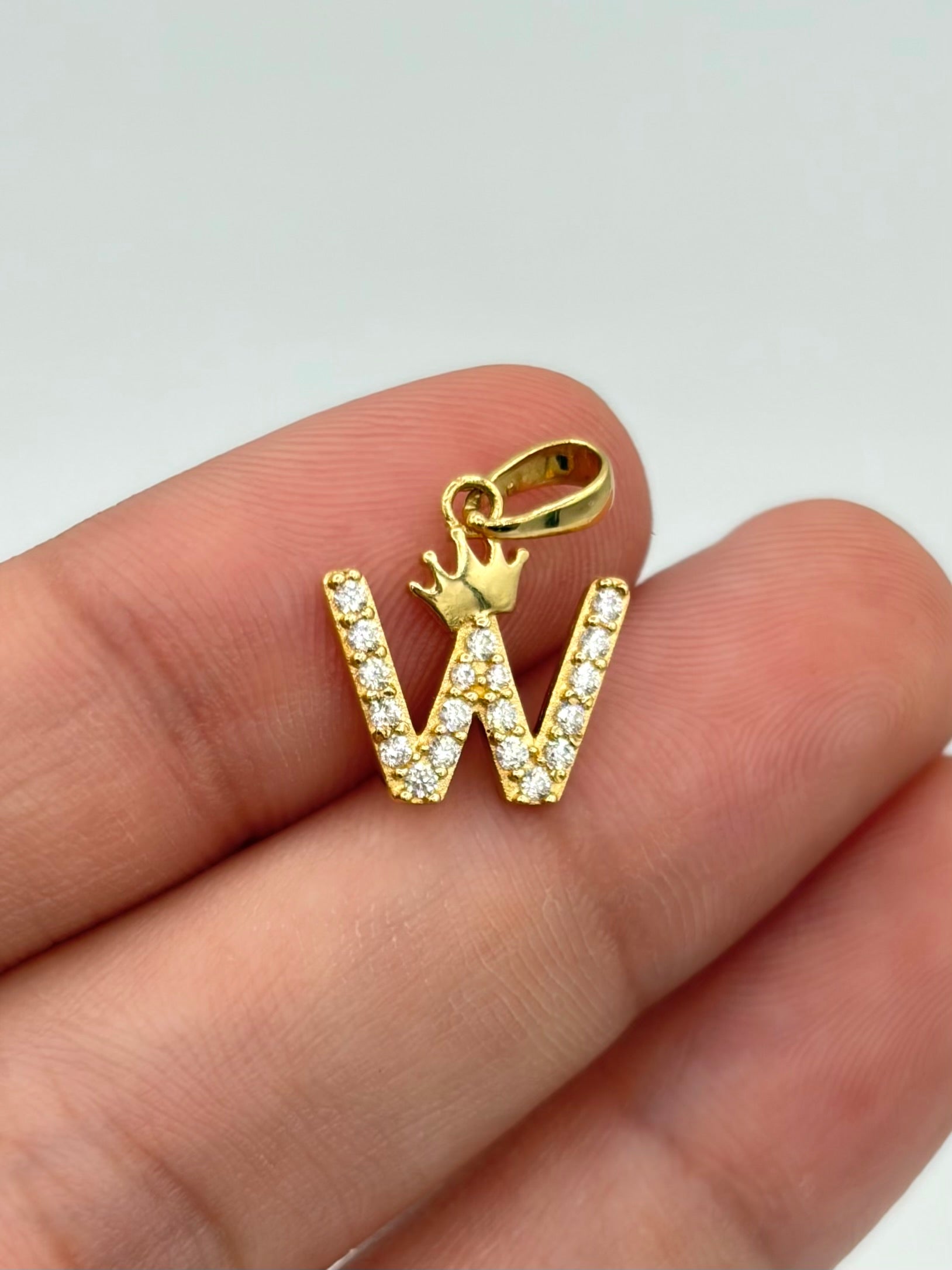Dije Inicial W circones blancos corona  Oro amarillo 18k 0,99 Gr / 1,2 Cm