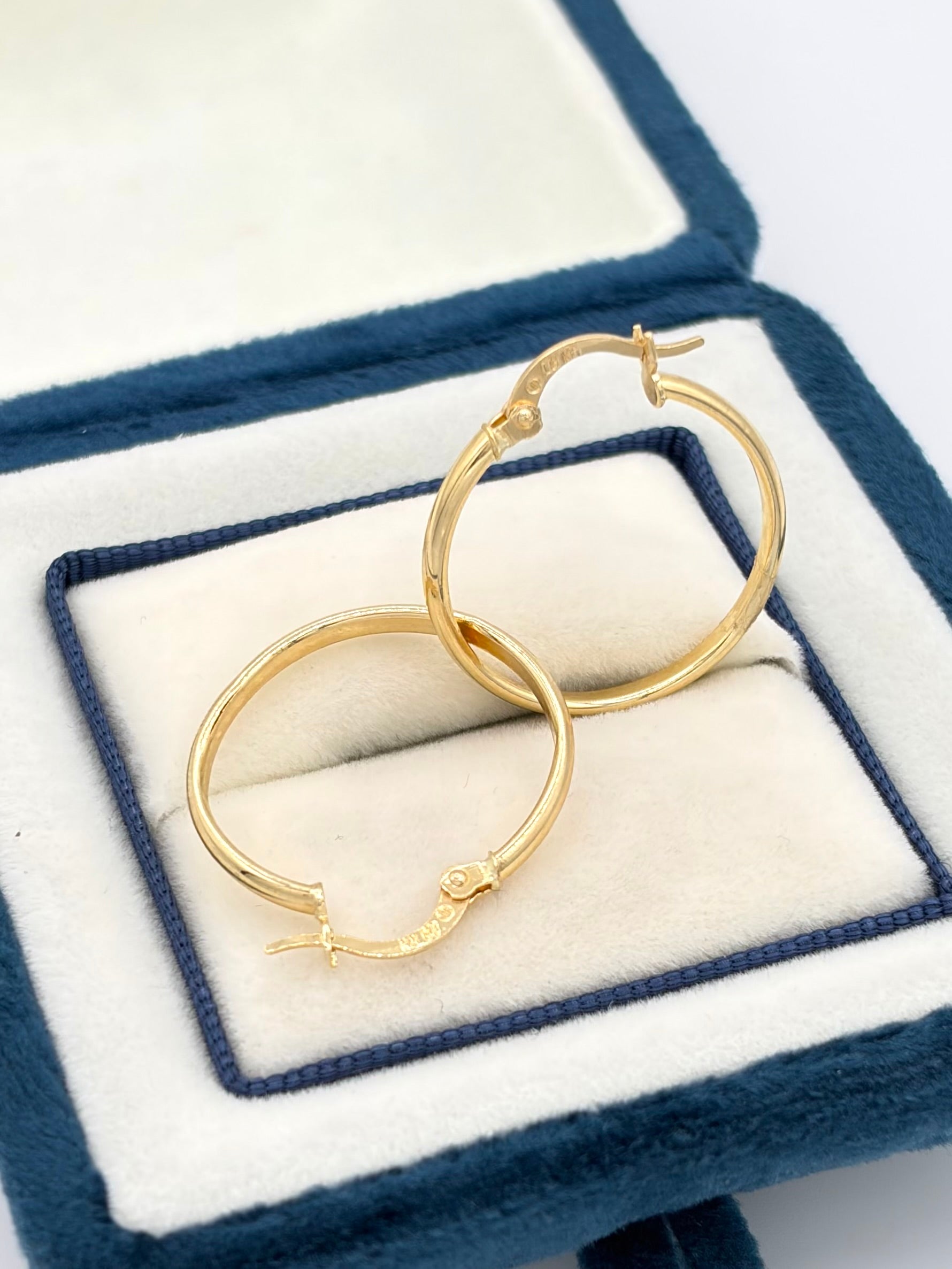 Candonga Redonda semi plana lisa Oro amarillo 18k 1,38 Gr / 2 Cm