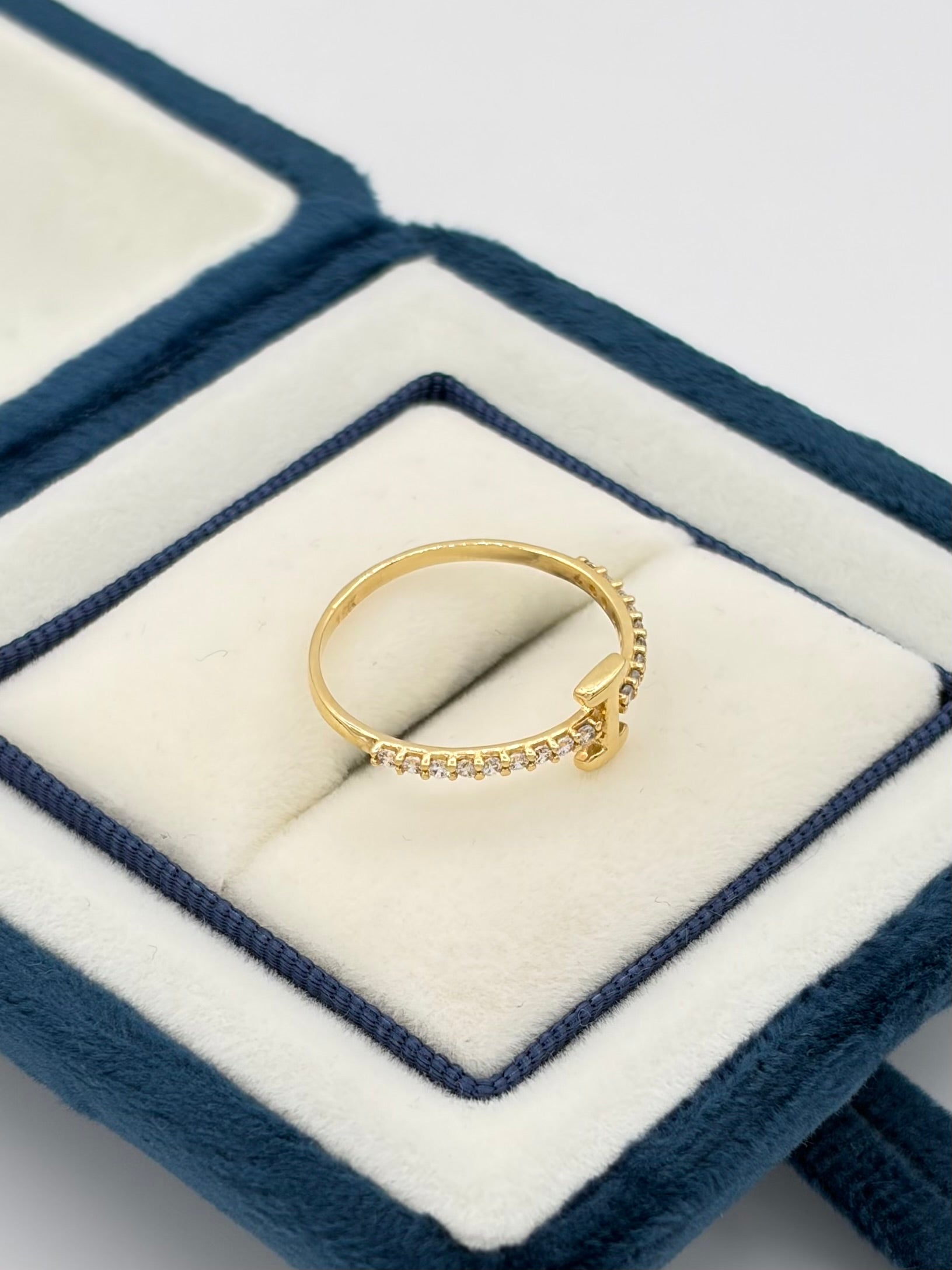 Anillo Inicial I con circones blancos  Oro amarillo 18k / Talla 7/2 / 1,43 Gr