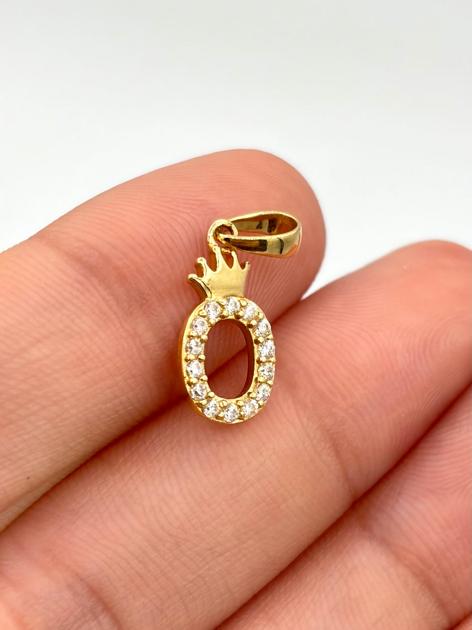 Dije Inicial O circones blancos corona  Oro amarillo 18k 0,80 Gr / 0,7 mm