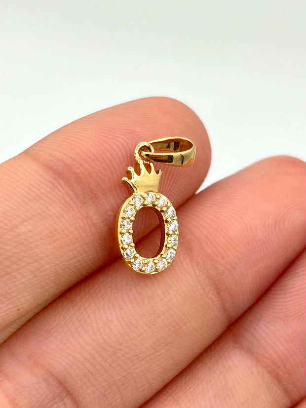 Dije Inicial O circones blancos corona  Oro amarillo 18k 0,80 Gr / 0,7 mm