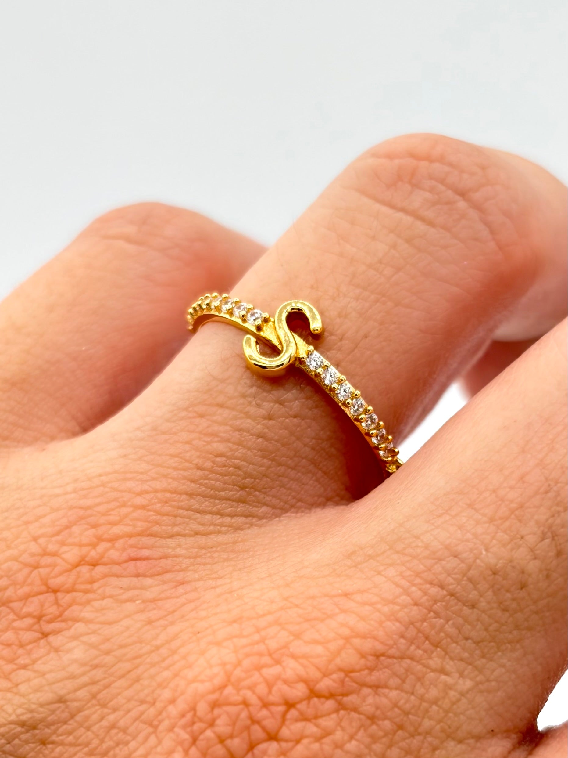 Anillo inicial S con circones blancos  Oro amarillo 18k / Talla 7/2 / 1,57 Gr