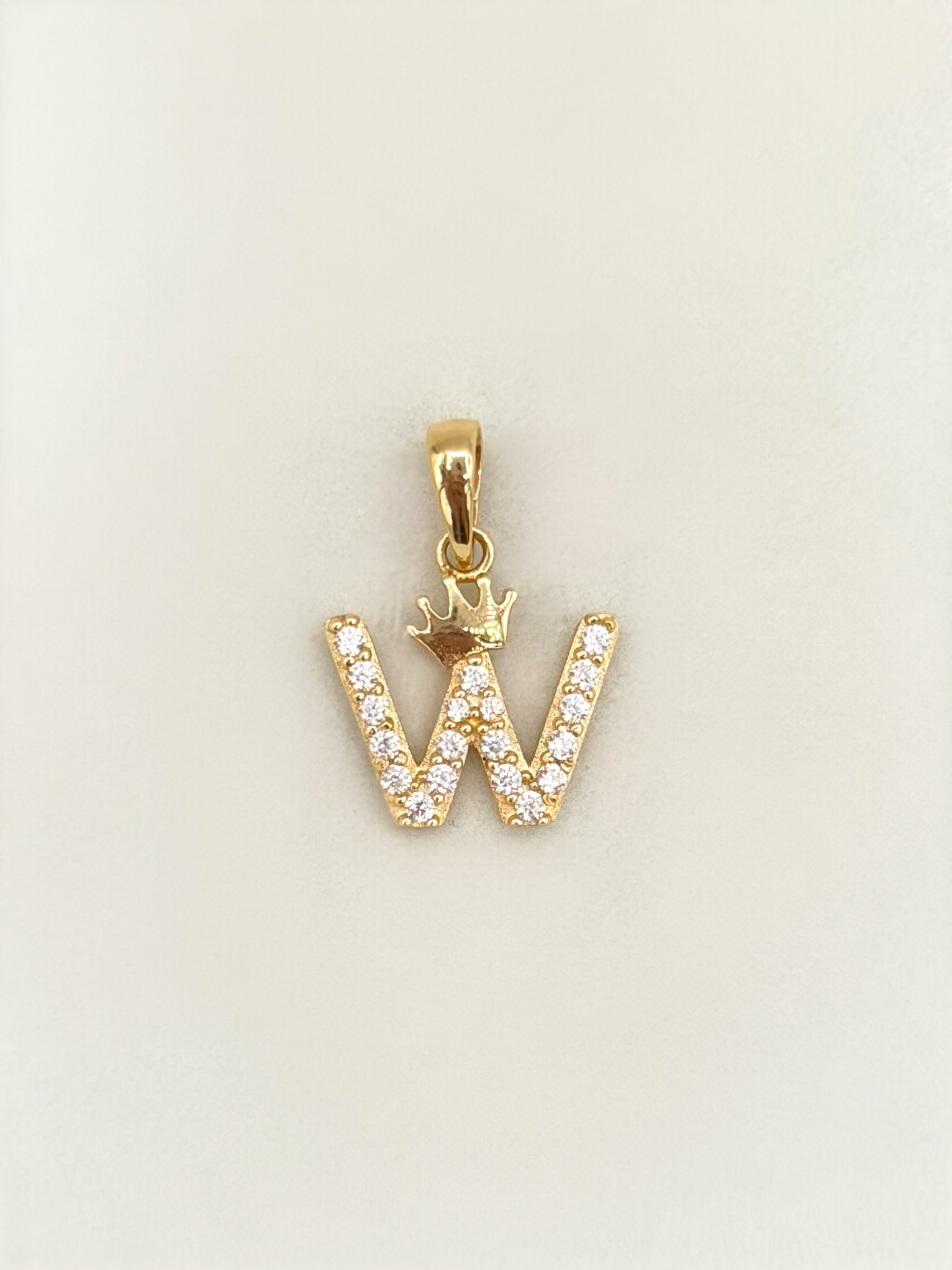 Dije Inicial W circones blancos corona  Oro amarillo 18k 0,99 Gr / 1,2 Cm