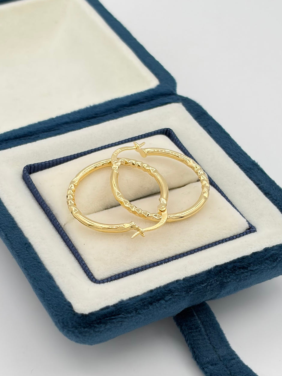 Candonga semi lisa y diamantada Oro amarillo 18k 1,90 Gr / 2,5 Cm