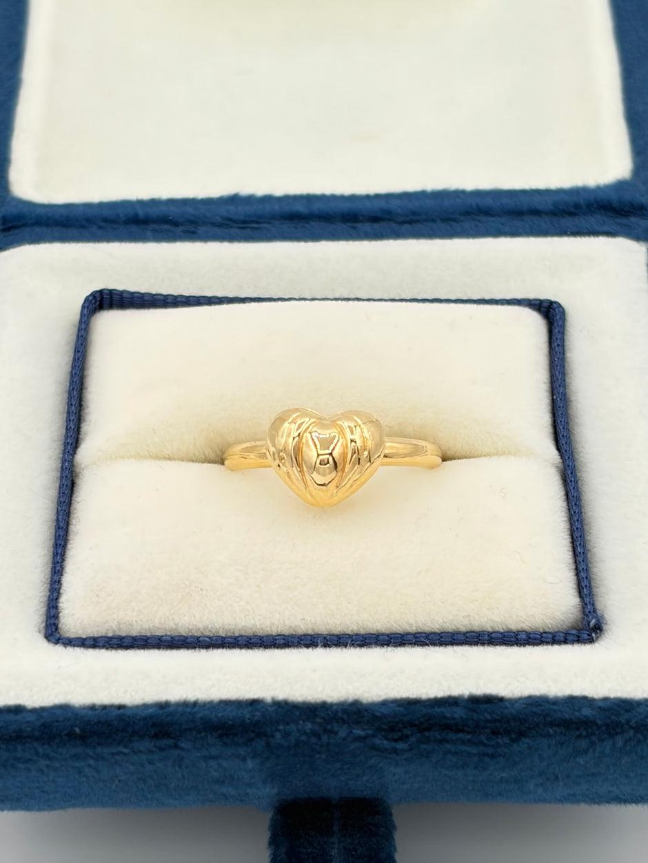 Anillo Corazon rayado Oro amarillo 18k / Talla 6/2 / 0,99 Gr