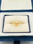 Anillo Corazon rayado Oro amarillo 18k / Talla 6/2 / 0,99 Gr