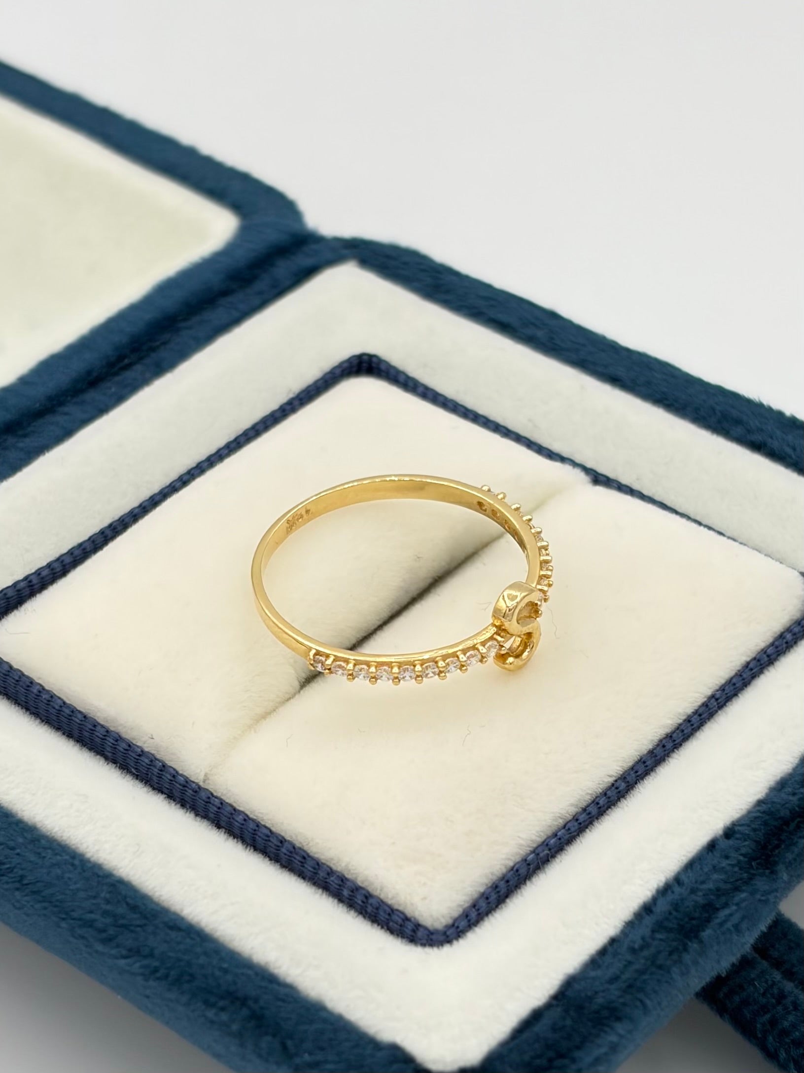 Anillo inicial S con circones blancos  Oro amarillo 18k / Talla 7/2 / 1,57 Gr