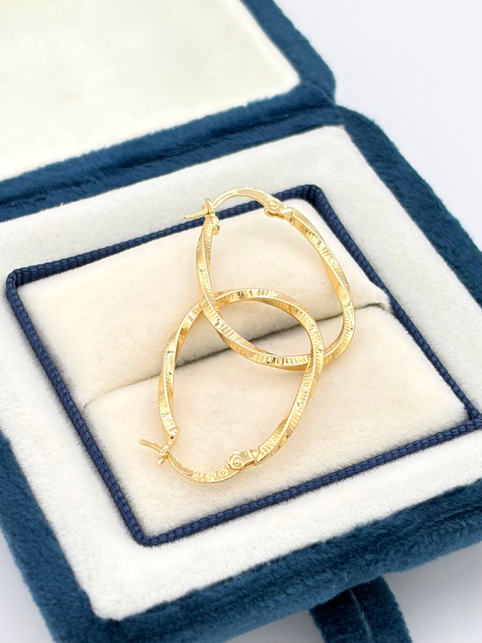 Candonga Ovalada  entorchada diamantada Oro amarillo 18k 1,37 Gr / 1,8 Cm