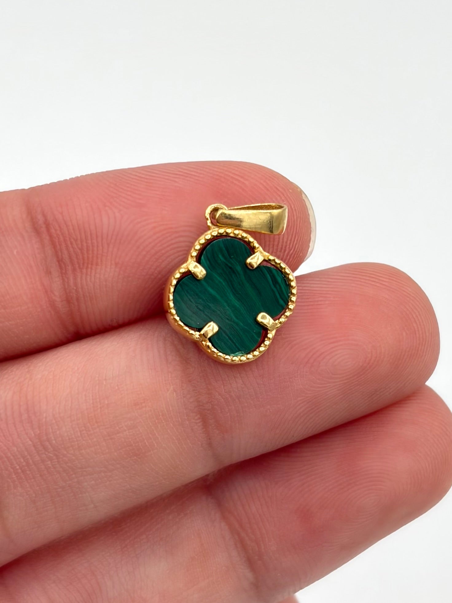 Dije Trebol verde  Oro amarillo 18k 1,30 Gr / 1,1 Cm