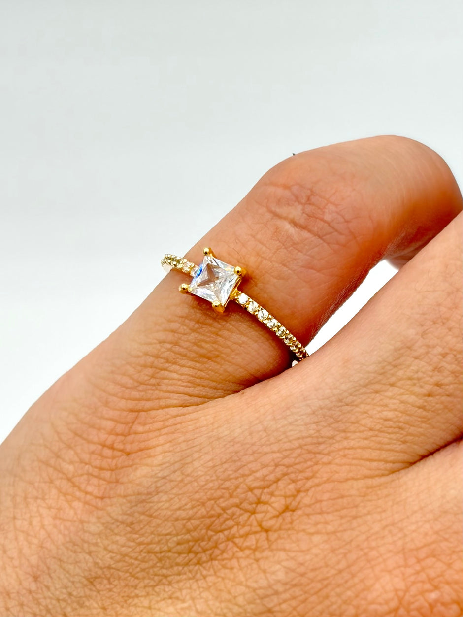 Anillo solitario circon blanco cuadrado Oro amarillo 18k / Talla 4/2 / 1,13 Gr