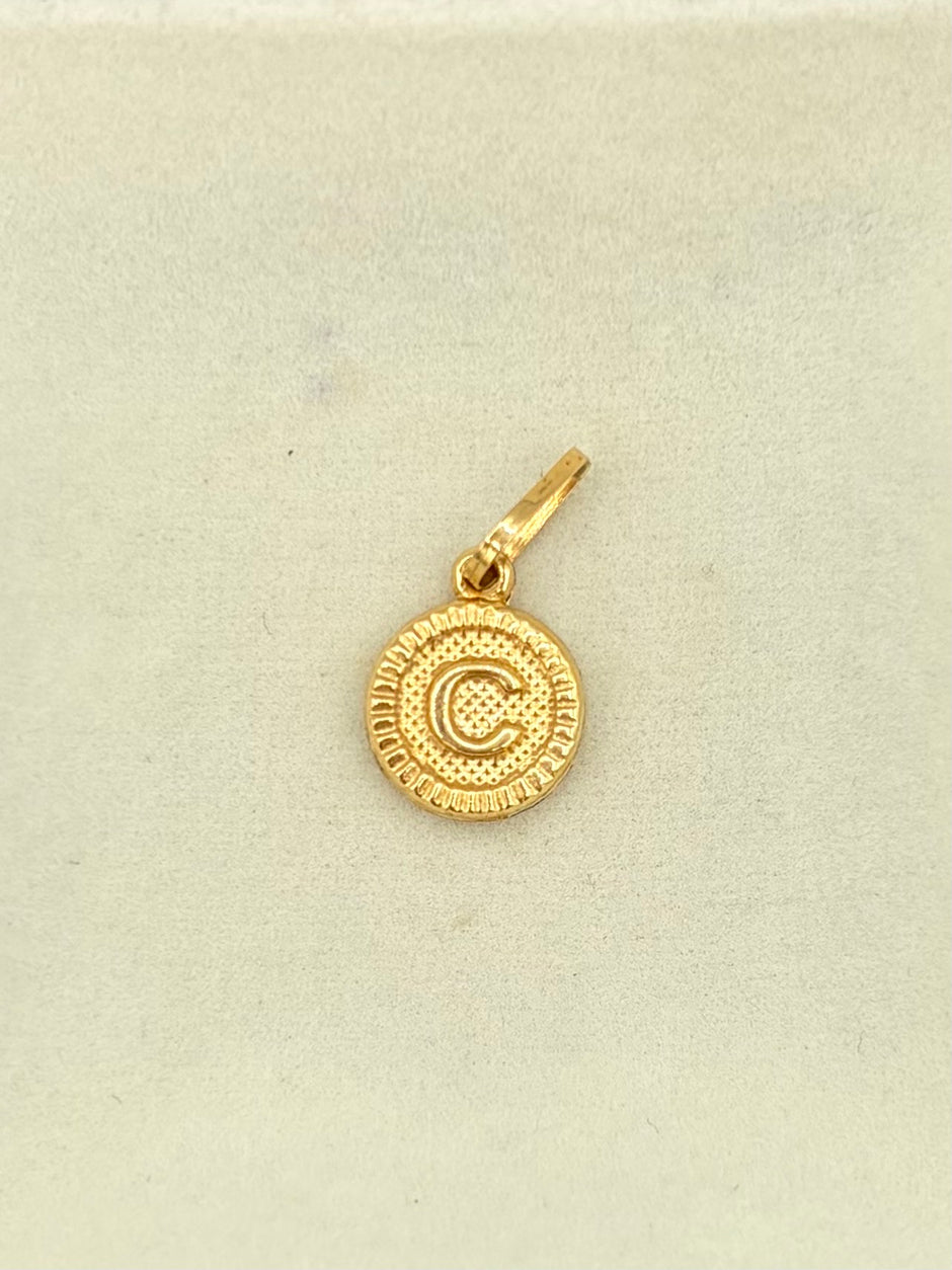 Dije Inicial C Oro amarillo 18k 0,62 Gr / 1 Cm