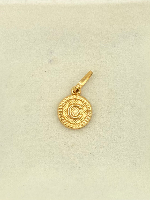 Dije Inicial C Oro amarillo 18k 0,62 Gr / 1 Cm