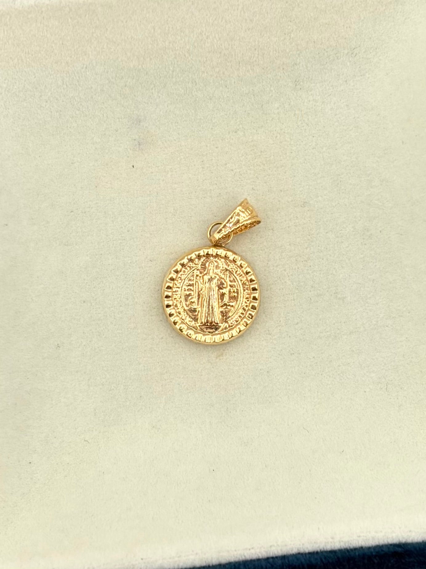 Dije San benito  Oro amarillo 18k 0,68 Gr / 1,1 Cm