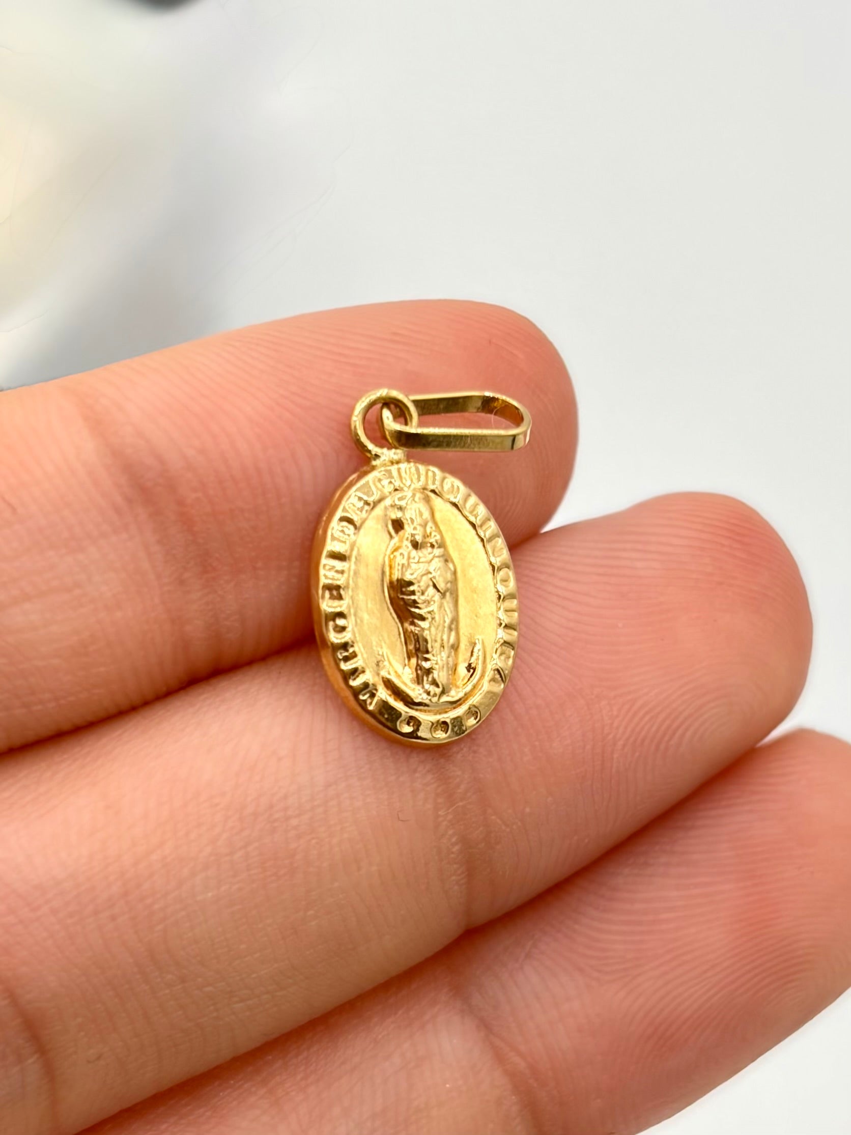 Dije virgen de guadalupe ovalado Oro amarillo 18k 0,60 Gr / 2,2 Cm