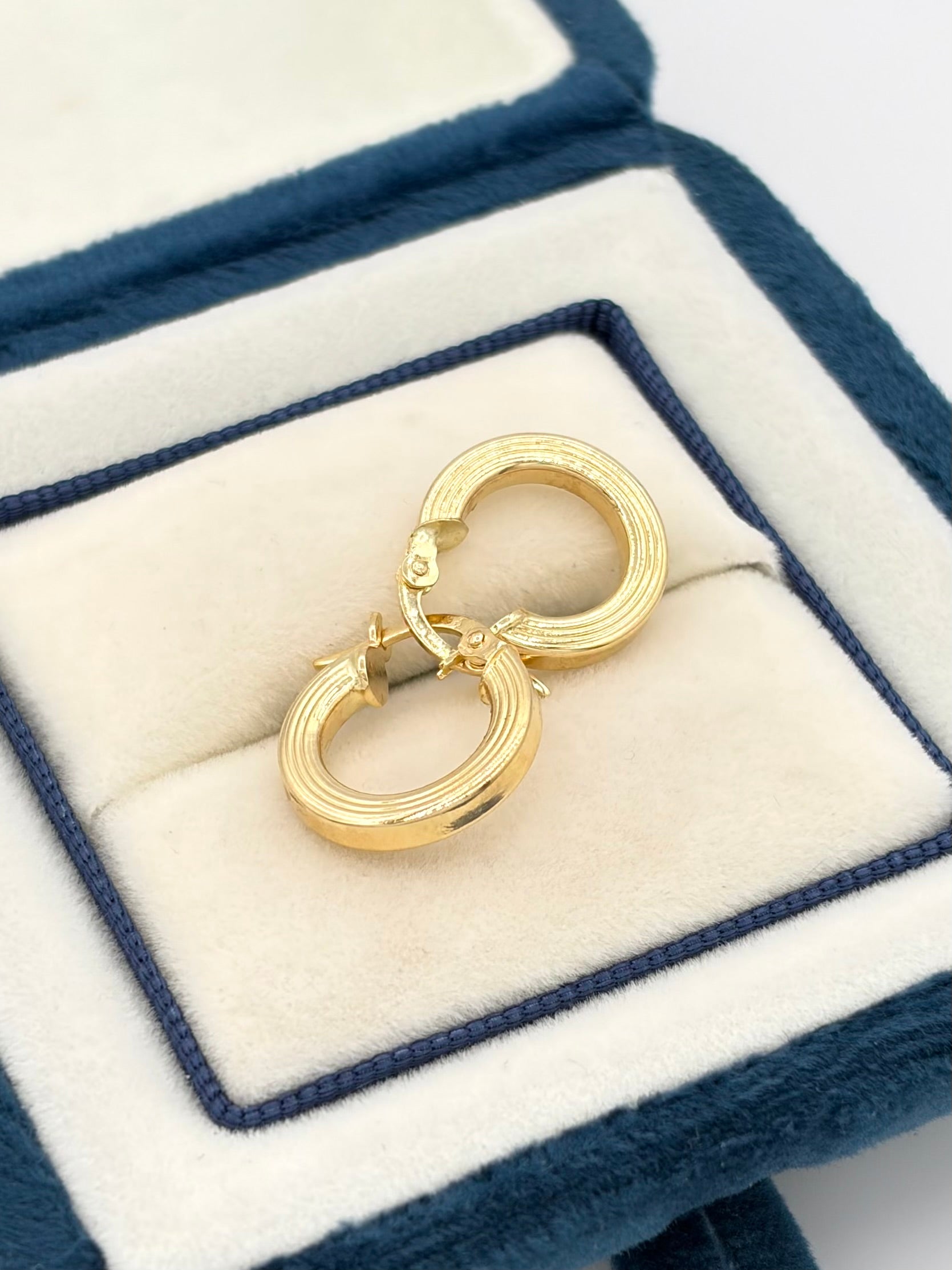 Candonga Cuadrada rayada Oro amarillo 18k 1,61 Gr / 1,3 Cm
