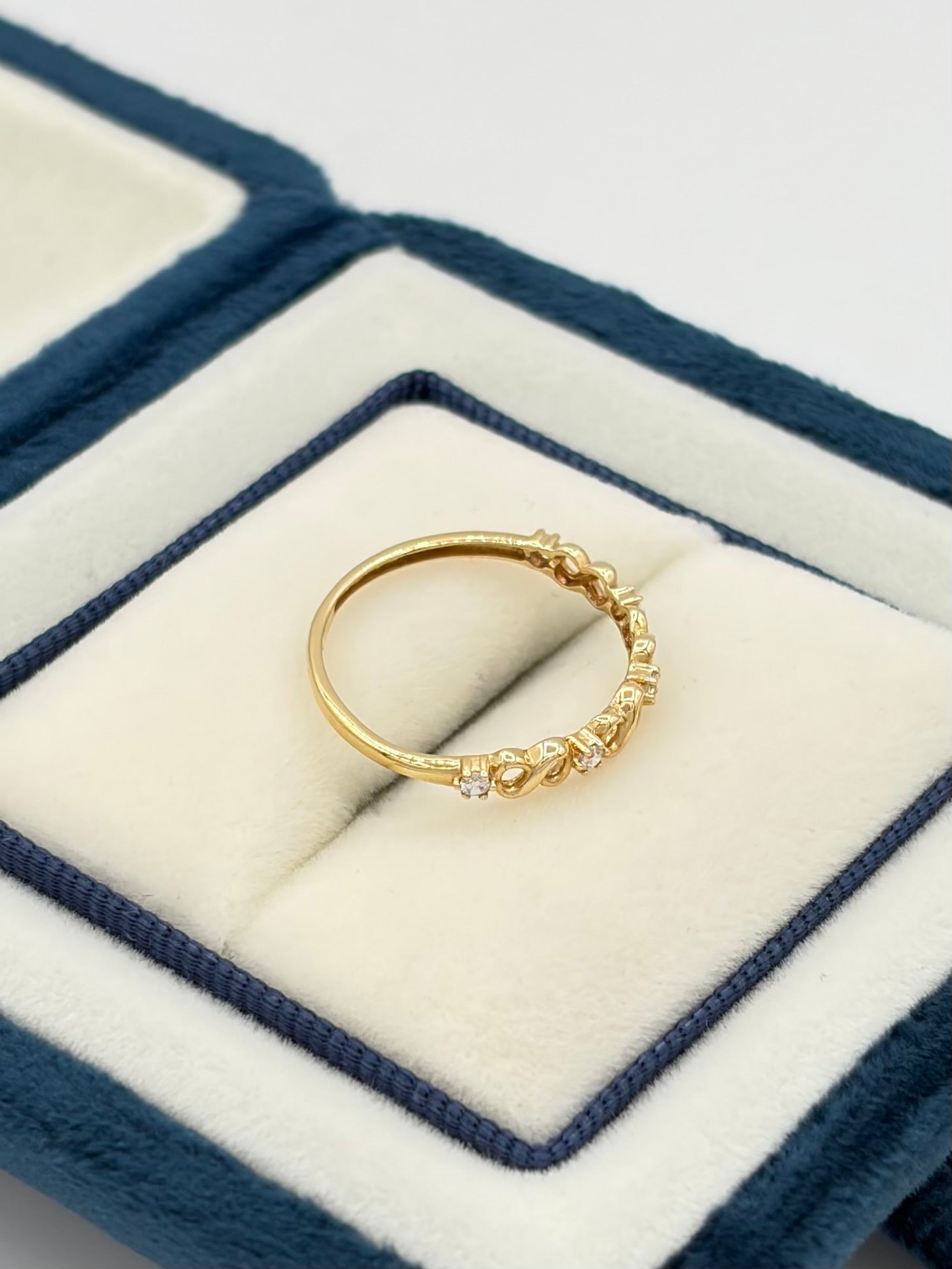 Anillo infinito circones blancos Oro amarillo 18k / Talla 5/2 / 0,85 Gr