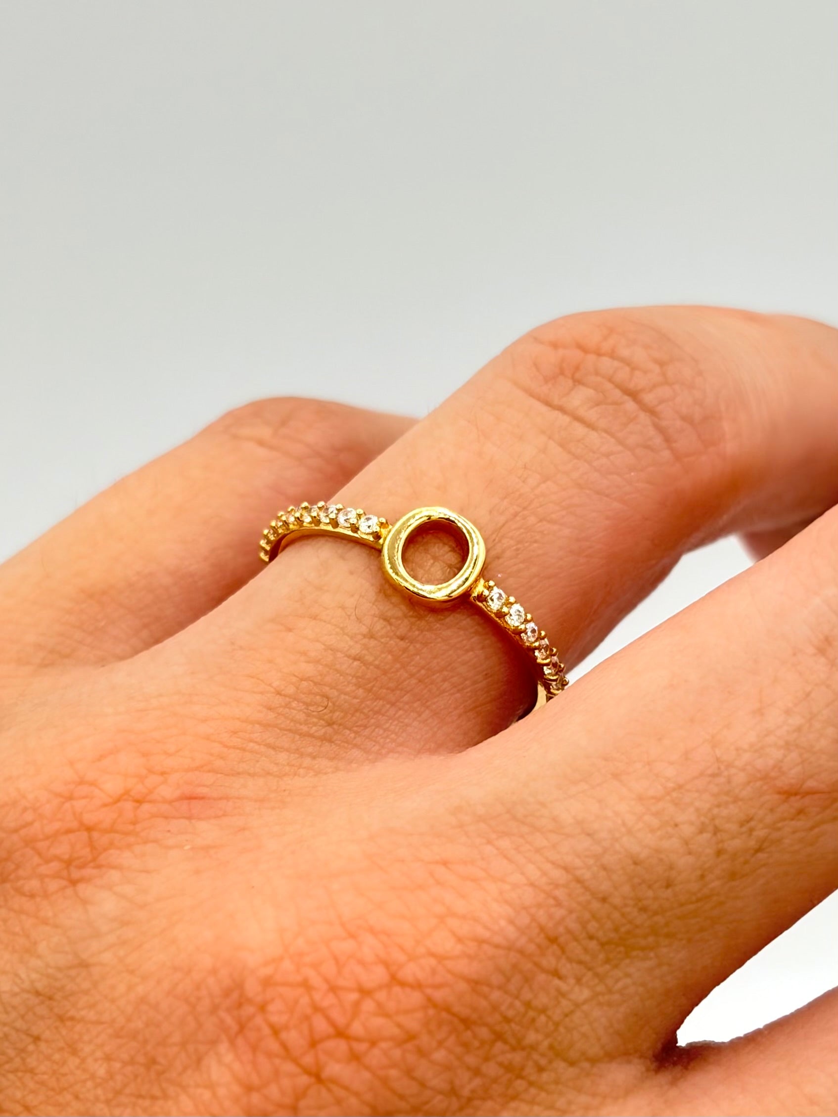Anillo Inicial O con circones blancos  Oro amarillo 18k / Talla 7 / 1,46 Gr