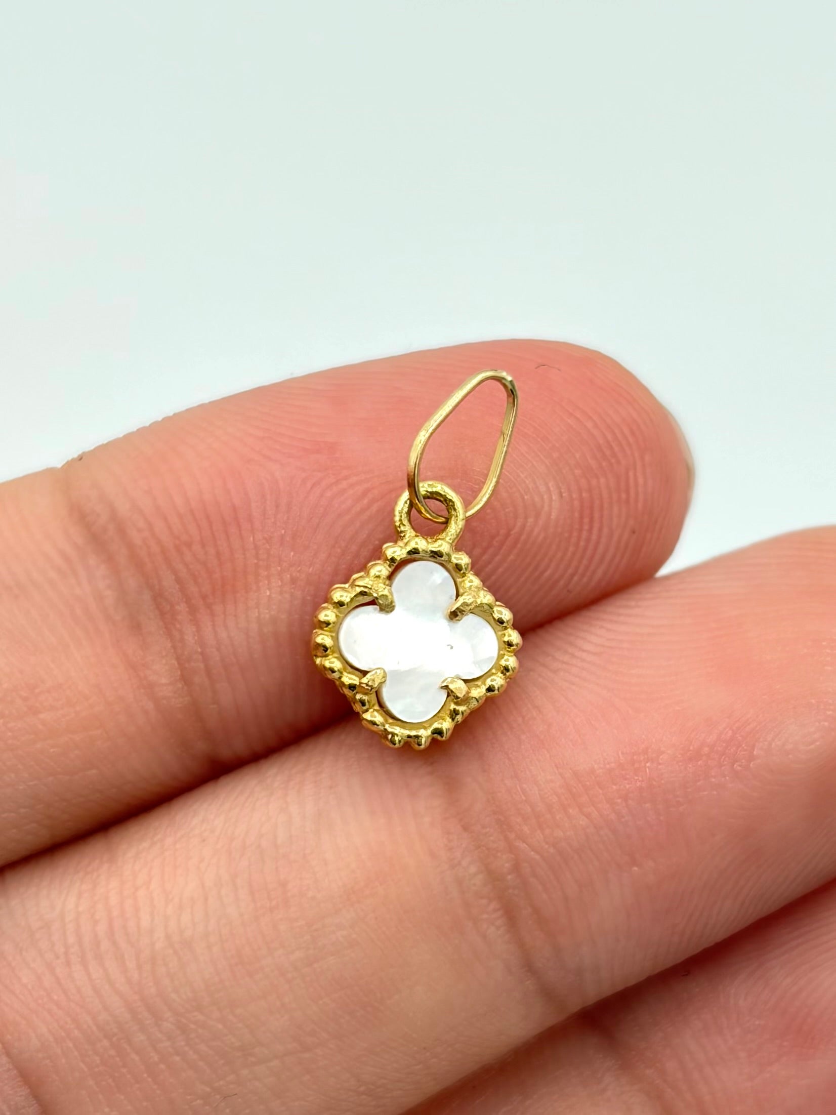 Dije Trebol mini blanco  Oro amarillo 18k 0,81 Gr / 1 Cm