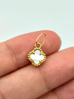 Dije Trebol mini blanco  Oro amarillo 18k 0,81 Gr / 1 Cm