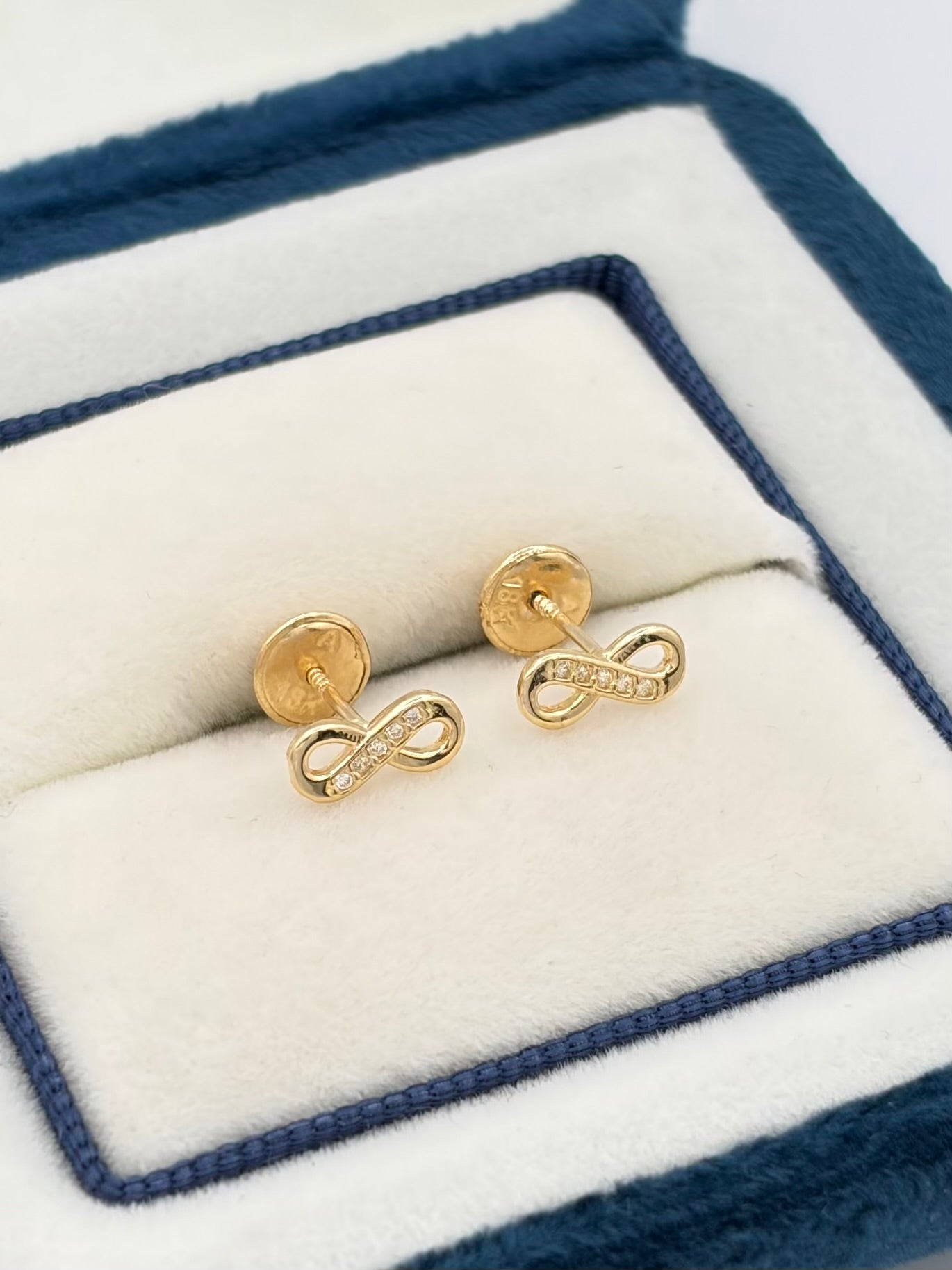 Topos infinito circones Oro amarillo 18k 0,74 Gr / 7 mm
