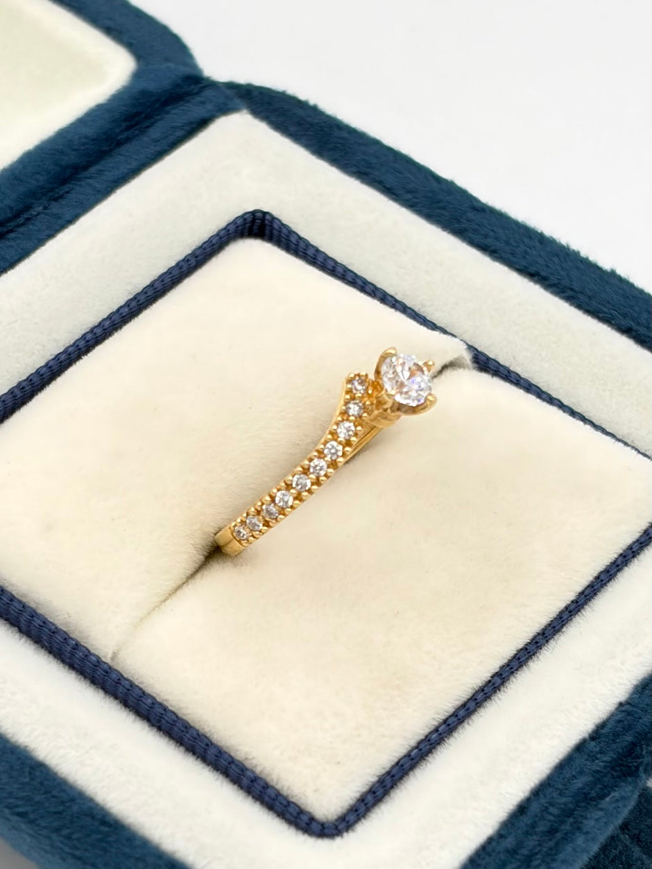 Anillo solitario circones medio lado Oro amarillo 18k / Talla 4/2 / 2,13 Gr