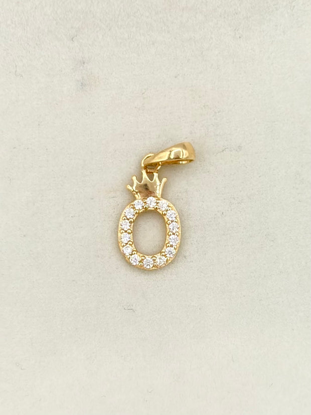 Dije Inicial O circones blancos corona  Oro amarillo 18k 0,80 Gr / 0,7 mm