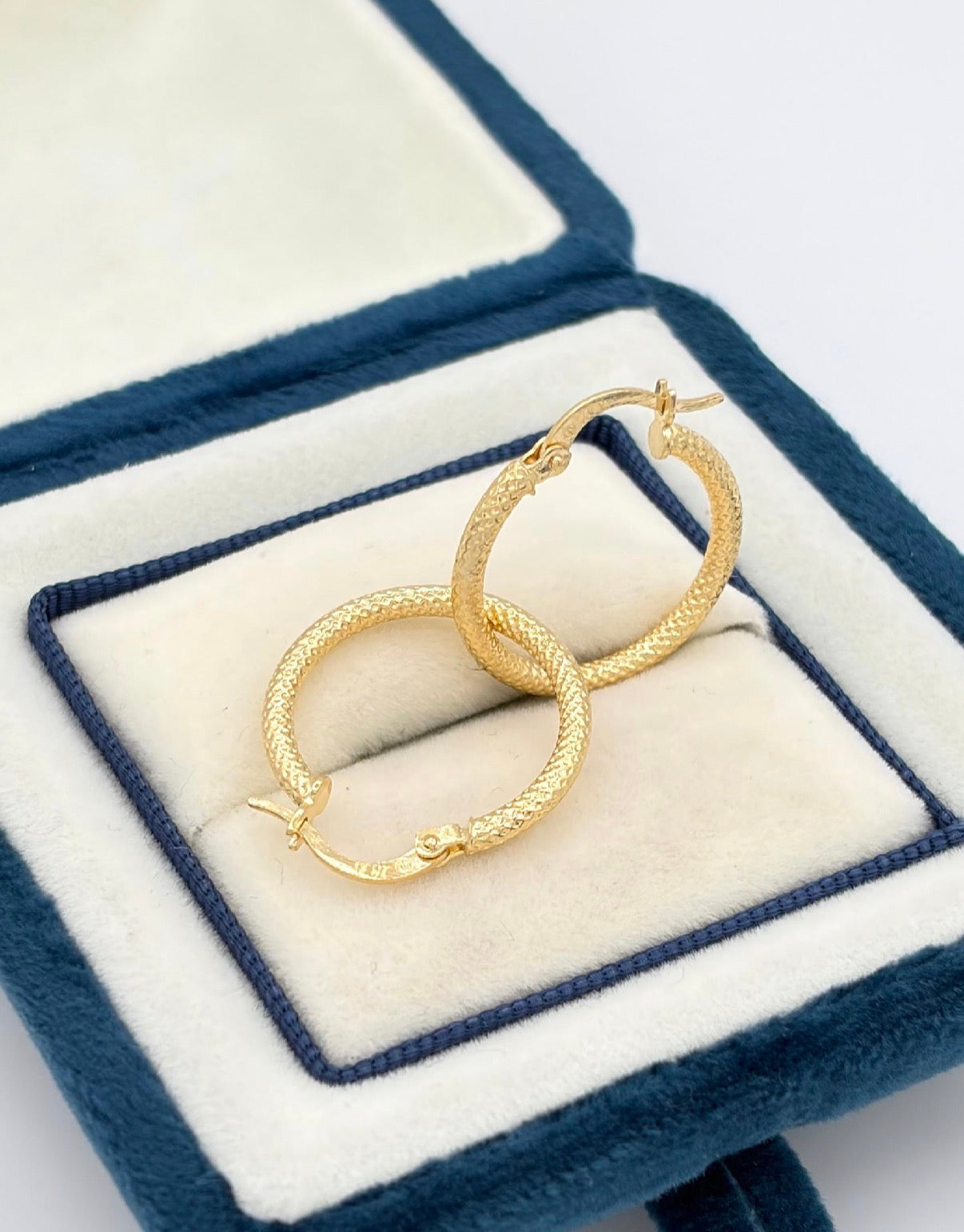 Candonga Punteada Oro amarillo 18k 1,41 Gr / 2 Cm