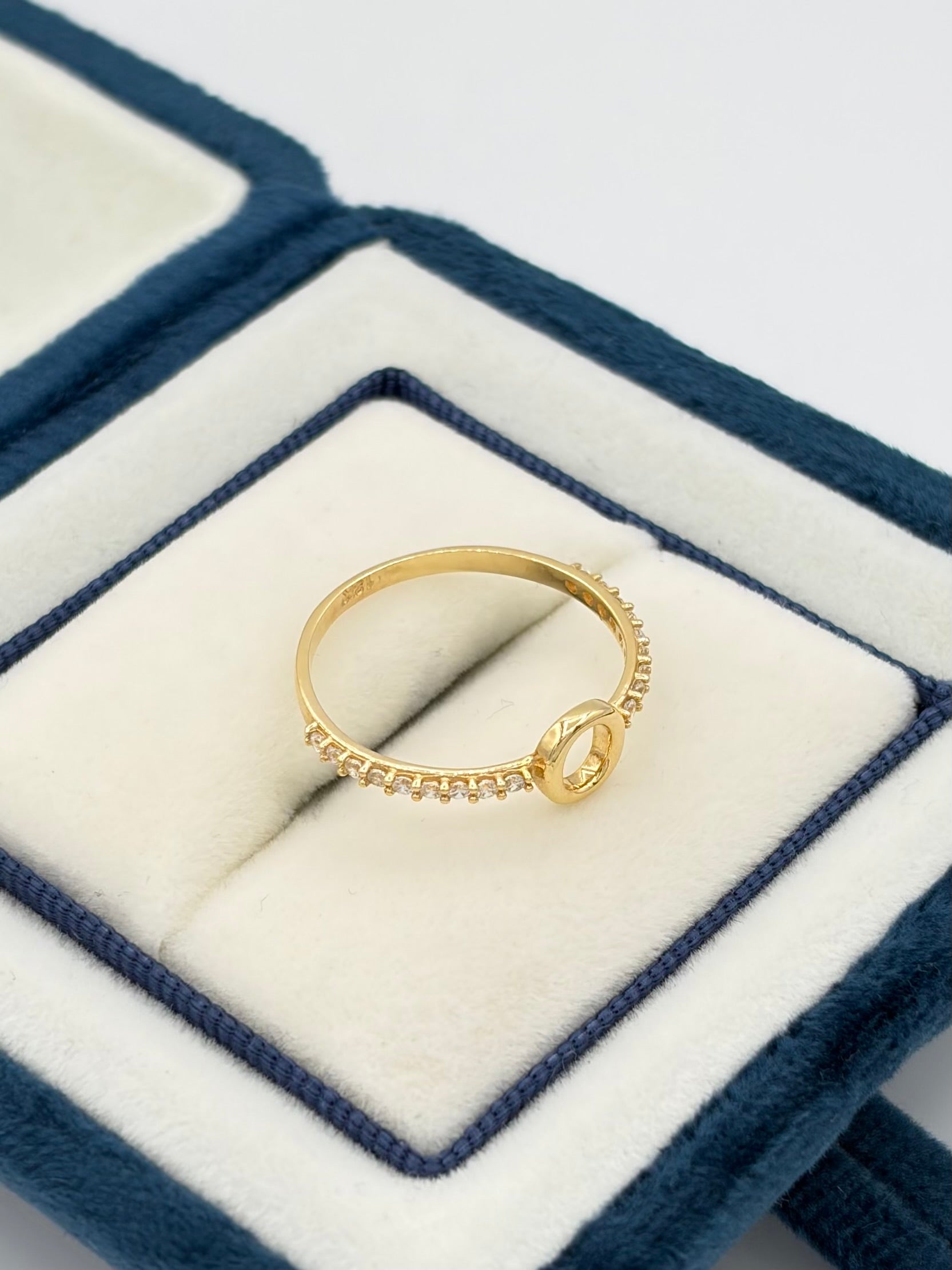 Anillo Inicial O con circones blancos  Oro amarillo 18k / Talla 7 / 1,46 Gr