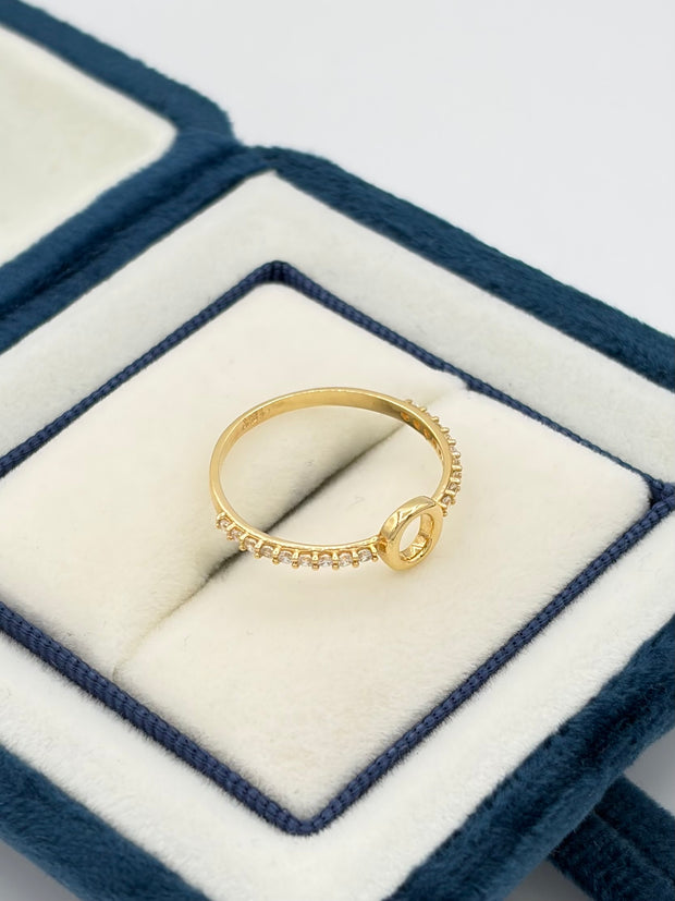 Anillo Inicial O con circones blancos  Oro amarillo 18k / Talla 7 / 1,46 Gr
